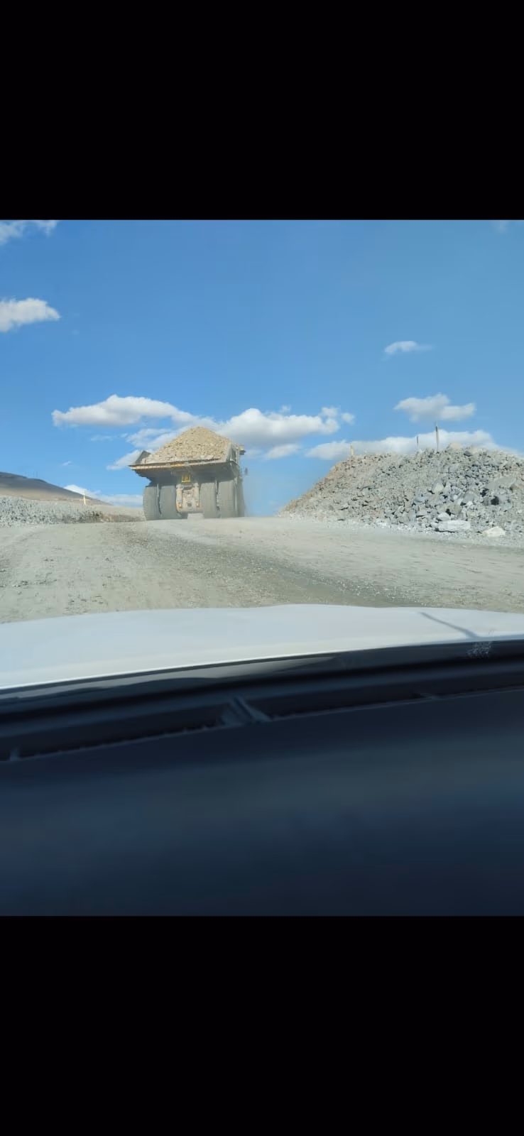 Camión minero cargado en ruta de acarreo
