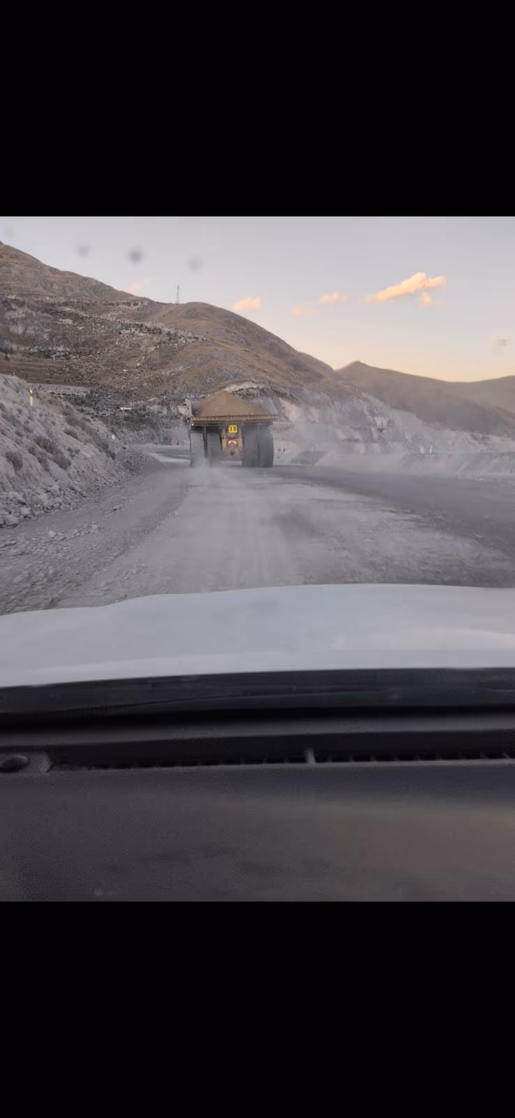 Acarreo de mineral al atardecer