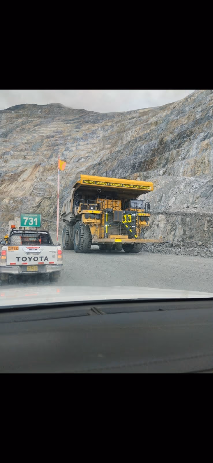 Escolta a camión minero en ruta interna