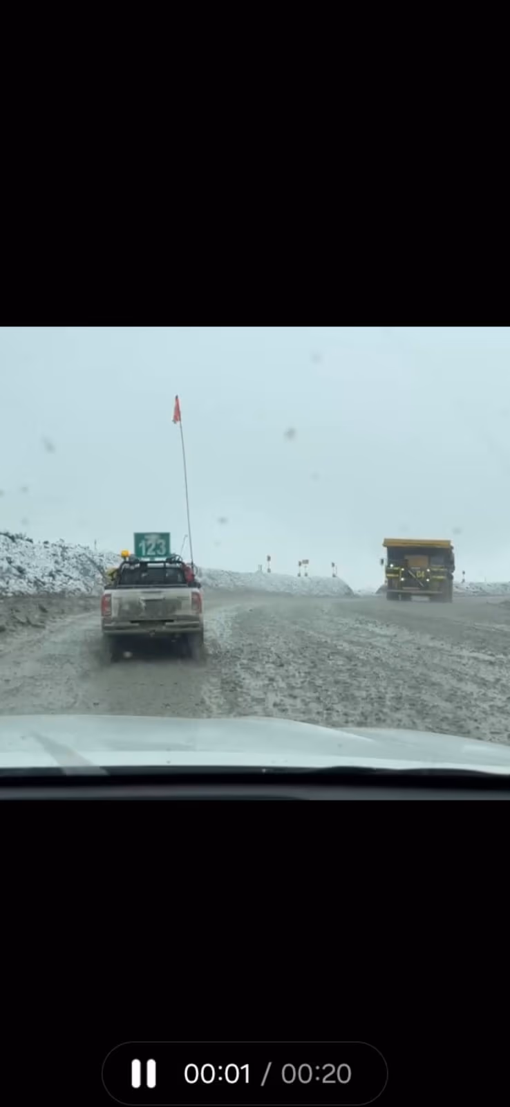 Convoy de camionetas escolta en ruta minera