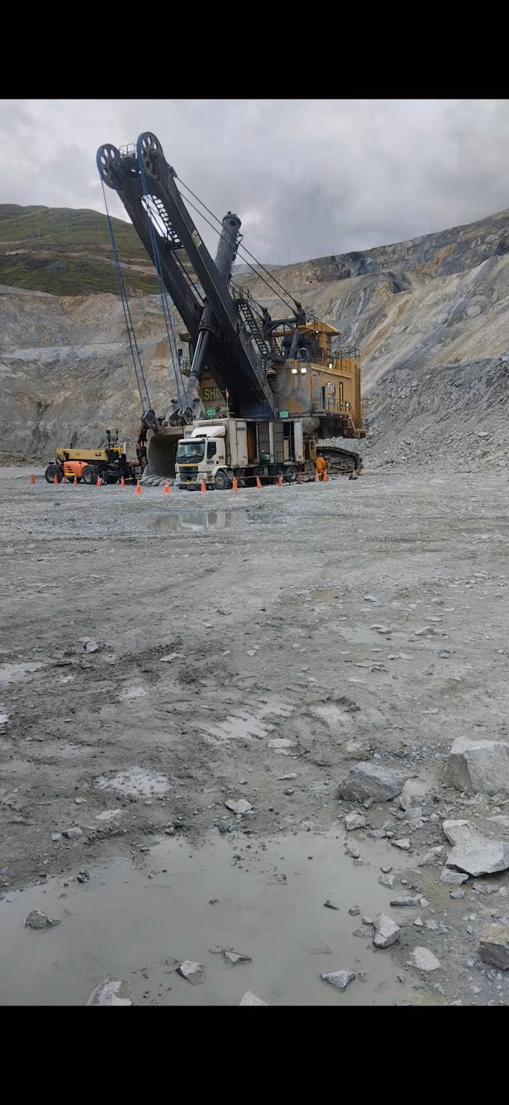 Pala eléctrica CAT en mantenimiento de campo