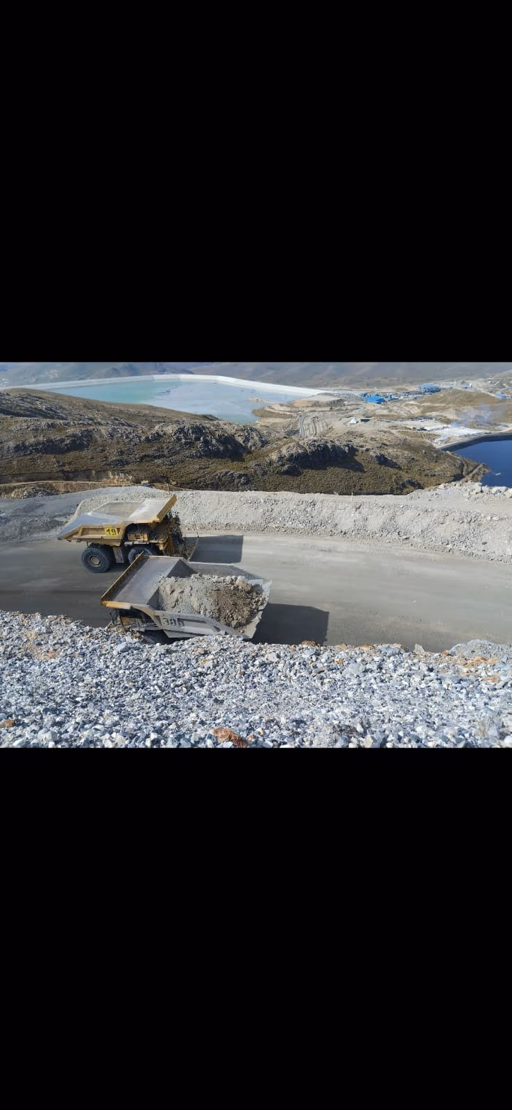 Camiones mineros en tajo abierto