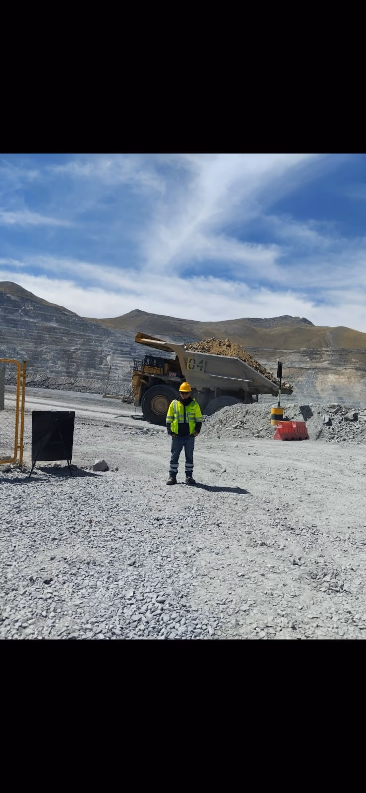 Operador VARMAR junto a camión 240t